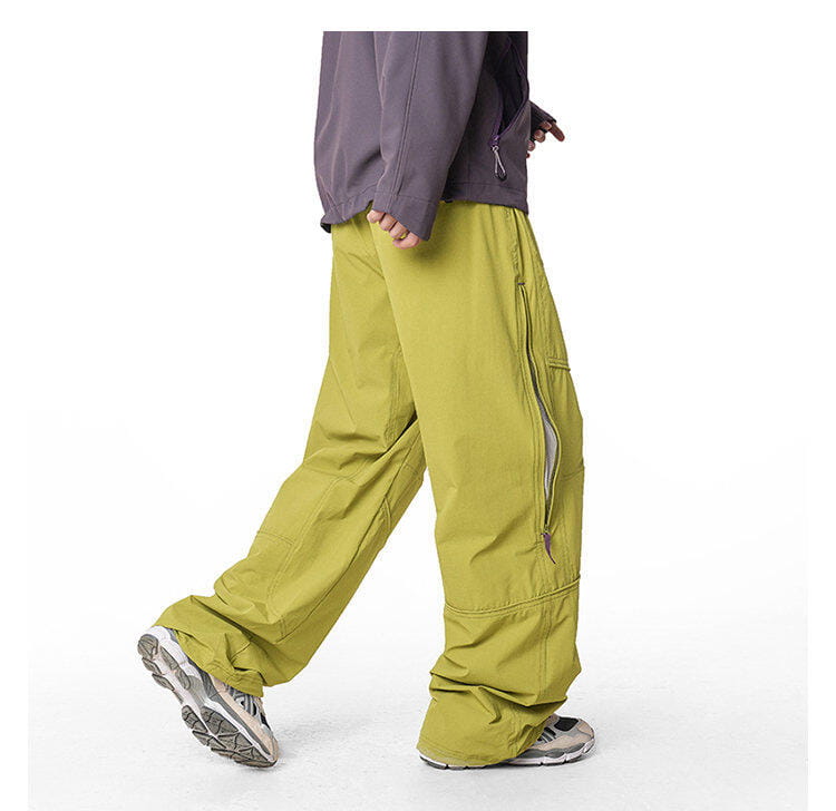 pantalones cargo impermeables de senderismo para hombre en verde oliva, con tejido de secado rápido, múltiples bolsillos con cremallera y un corte ancho y relajado de pernera.