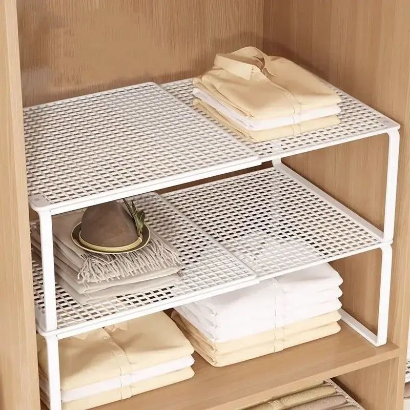 étagère d’armoire télescopique en métal blanc à mailles, avec motif en grille, conçue comme séparateur d’armoire extensible pour un rangement organisé.