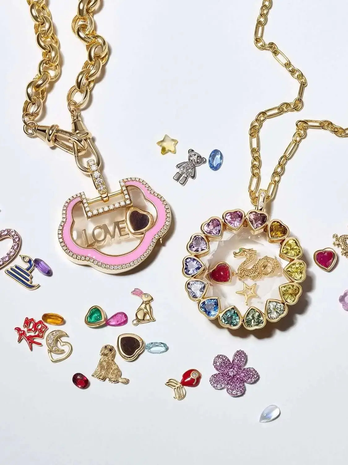 Collier pendentif à chaîne en or, pour femmes et jeunes filles, avec ouverture, style simple, arborant un pendentif en forme de cœur émaillé rose gravé de « love » et entouré de cristaux clairs.