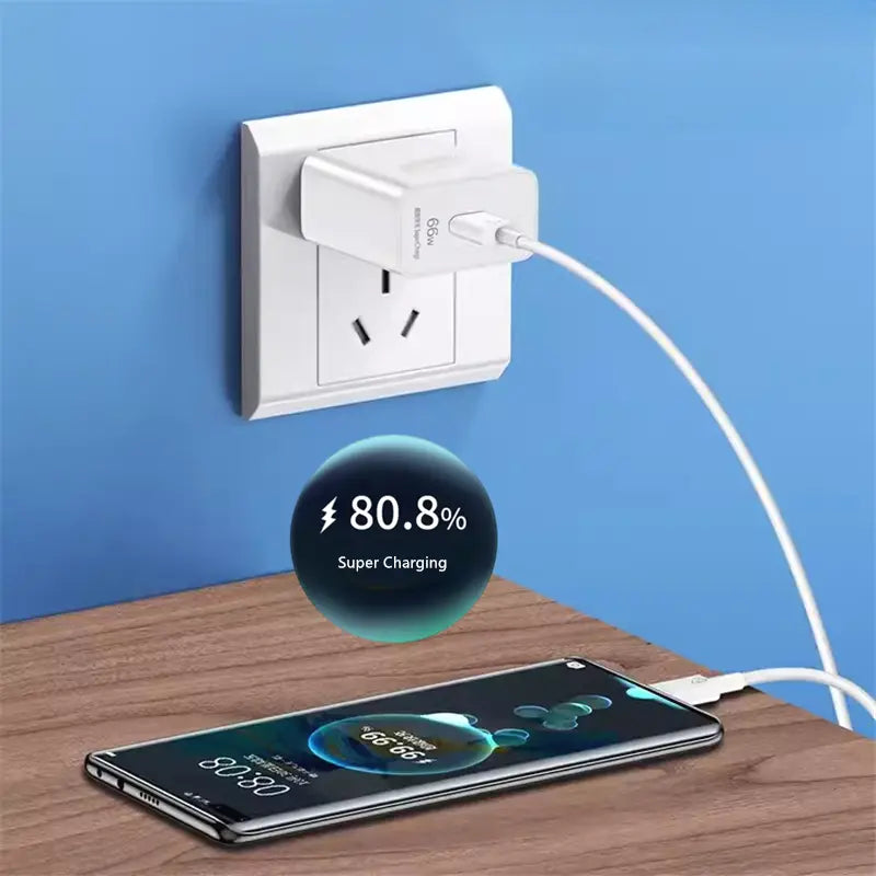 Chargeur mural UE blanc rapide 66 W avec câble de type C et design compact et élégant, branché sur une prise et en charge d’un smartphone affichant 80,8 % de charge de la batterie.