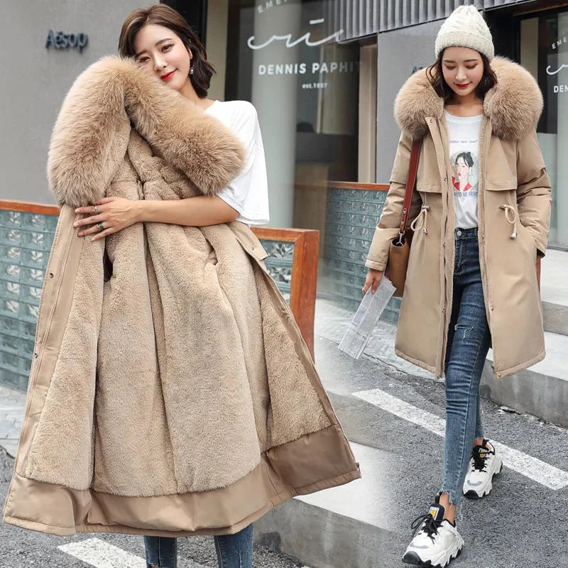 Abrigo largo acolchado de invierno con capucha de piel para mujer en color beige, con forro de piel sintética que presenta un interior acolchado y una parte exterior del mismo tejido.