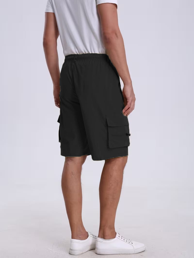 Bermudas cargo pour hommes gris foncé avec plusieurs poches, tissu respirant et coupe décontractée, idéals pour une tenue d’été