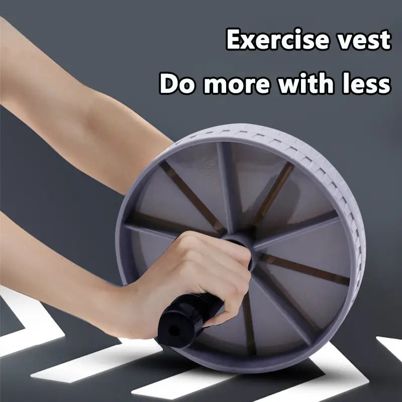 Roue d’exercice abdominale silencieuse « ab roller » en plastique gris avec poignée noire, conçue pour des exercices du tronc, avec une fonction « ab roller » silencieuse.