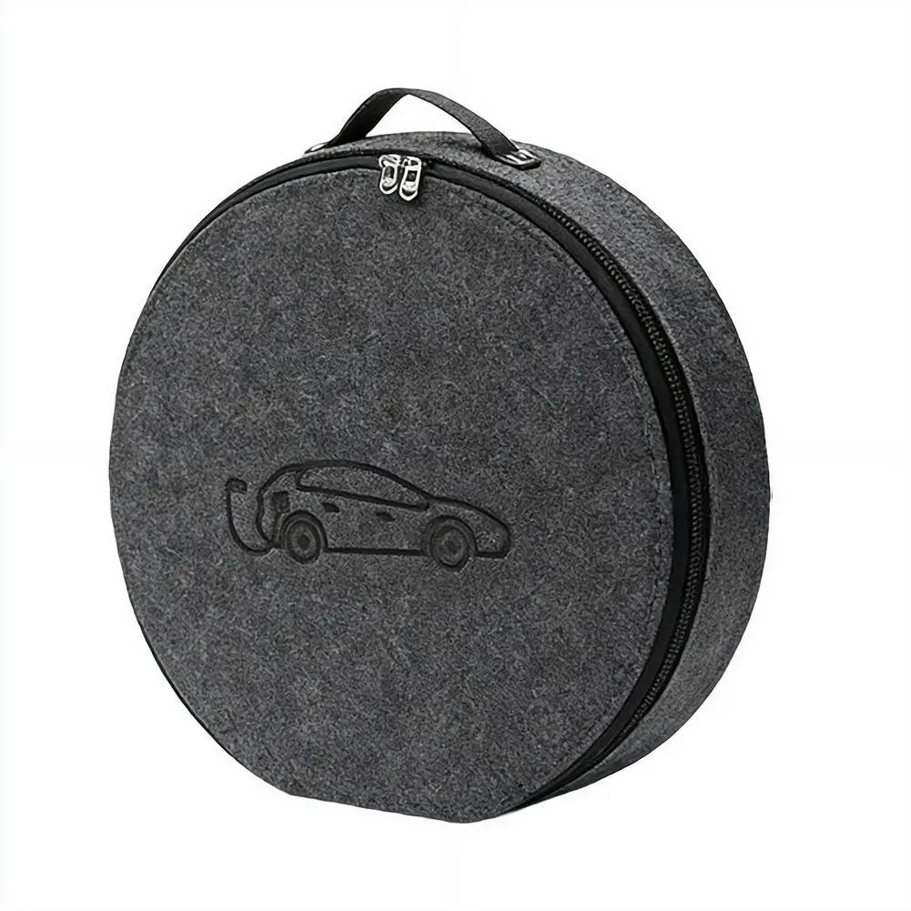 Bolsa circular de almacenamiento de cable de carga para vehículos eléctricos, de fieltro gris oscuro, con cremallera y asa negras, que presenta un diseño bordado de vehículo eléctrico.