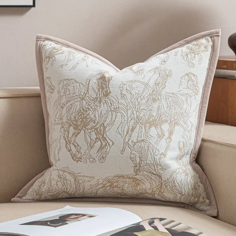 housse de coussin de luxe couleur lin sec avec tissu beige, présentant des illustrations élégantes de chevaux dorés et une bordure assortie en velours, dans un design en jacquard géométrique