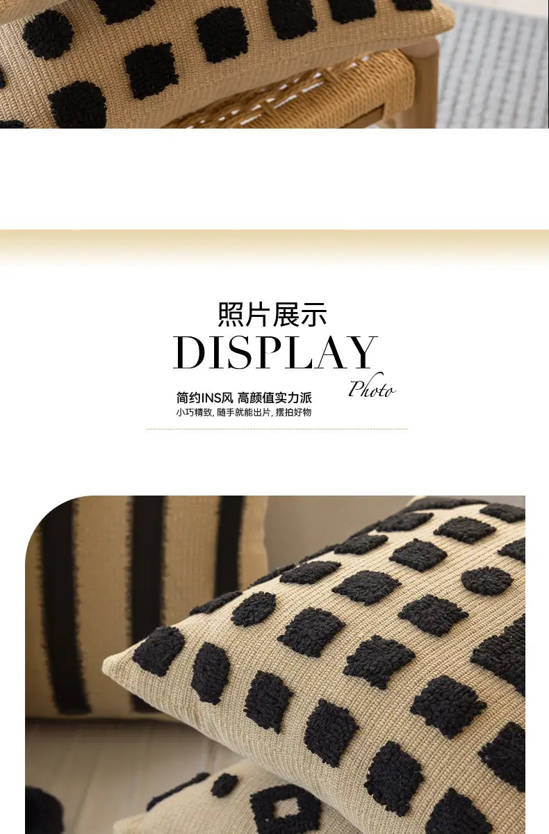 Housse de coussin bohème beige, avec un motif géométrique capitonné noir, conçu pour la décoration du salon.
