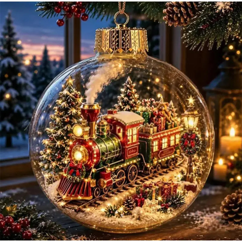 Une boule d’ornement de Noël en verre illuminée, avec un train miniature festif rouge et vert aux accents dorés, voyageant à travers une scène enneigée à l’intérieur d’une sphère en verre transparente.