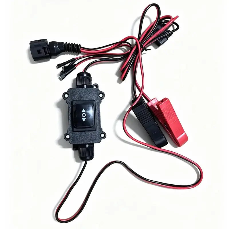 Werkzeug zum Lösen des EPB-Bremssattels für den Elektromotor mit schwarzem Kunststoffgehäuse, roten und schwarzen Kabeln, einem Kippschalter mit Auf- und Abwärtspfeilen zur Stromsteuerung sowie isolierten Krokodilklemmen zur Reparatur am Fahrzeug.