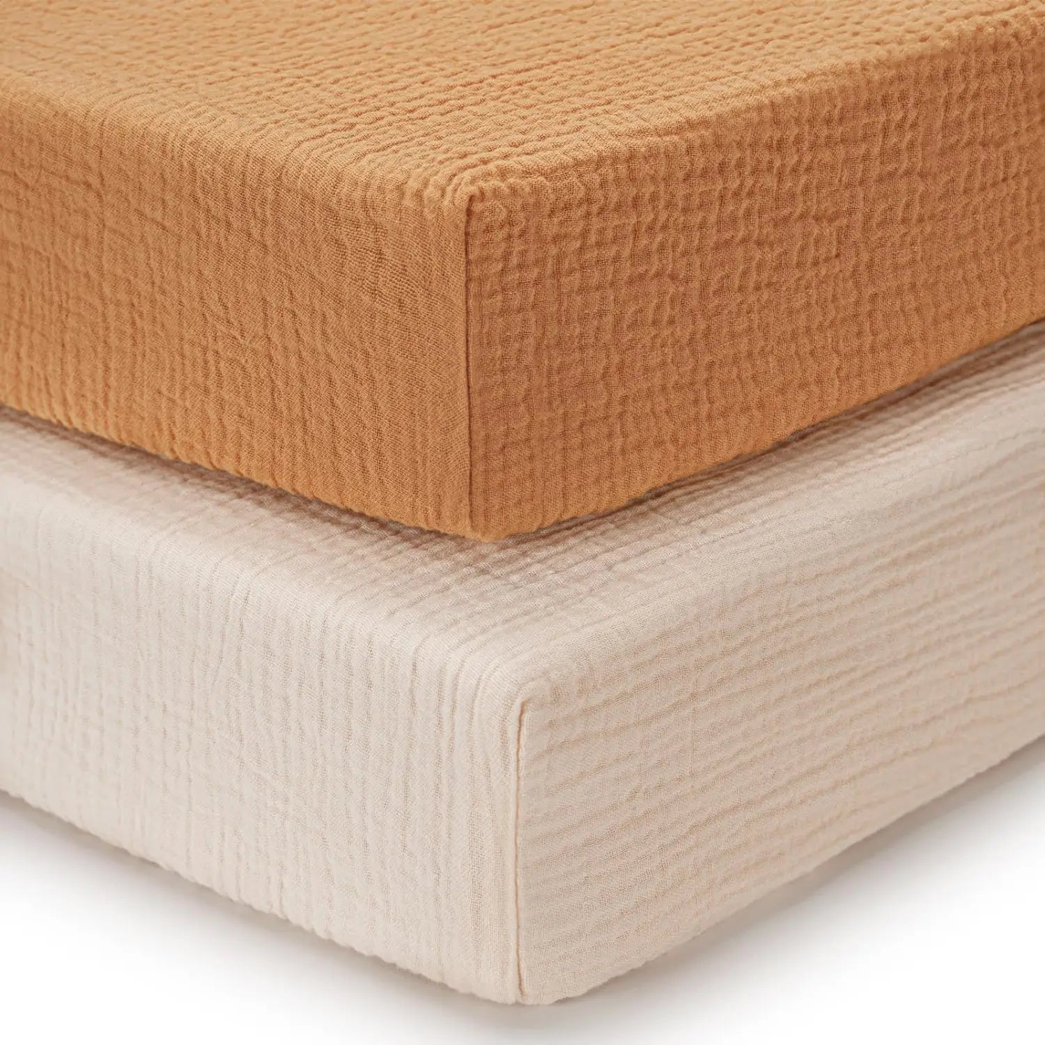 Tan- und cremefarbenes, strukturiertes Babybettlaken-Set aus Baumwollmuslin mit einer dezent gekräuselten Webstruktur aus einem weichen, atmungsaktiven Material.