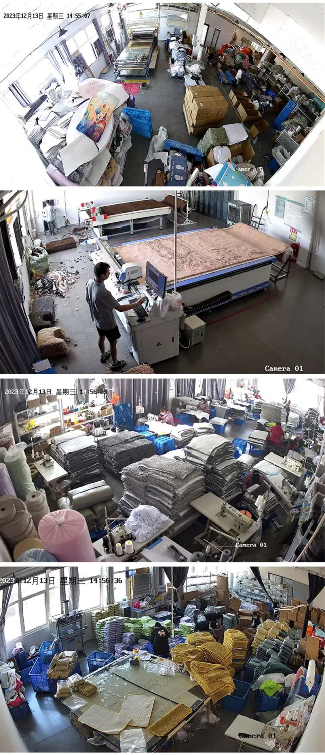 Le tapis de bain antidérapant bubu dudu, mignon dessin animé, est un tapis antidérapant présentant une vue de surveillance multi-panneaux d’une installation industrielle de fabrication de textiles, avec des travailleurs manipulant des matériaux de tissu.