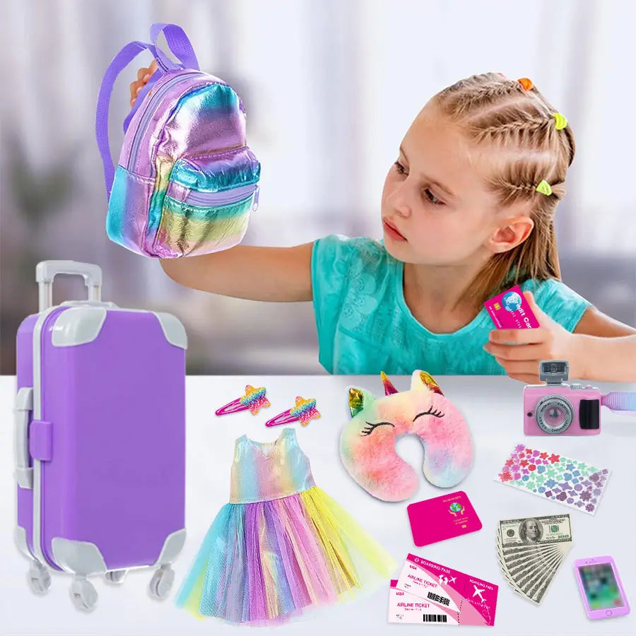 Schimmernder Regenbogen-Hologramm-Mini-Rucksack mit violetten Trägern, enthalten in einem 18-Zoll-Puppen-Reise-Set mit Koffer und Outfit.