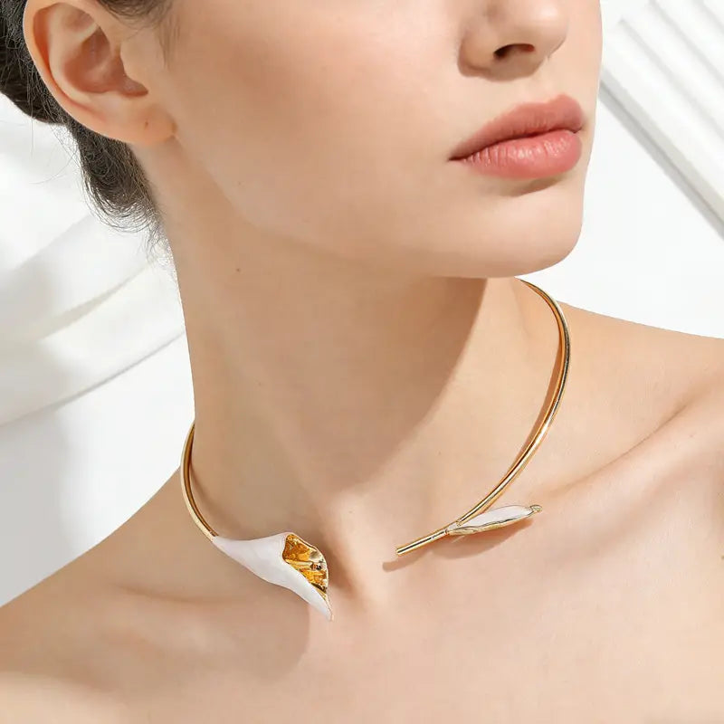 Chokerkette mit goldfarbenem Ton, mit einem weißen und bernsteinfarbenen Calla-Lilien-Design im Stil einer floralen Perlenblüten-Kragenkette.
