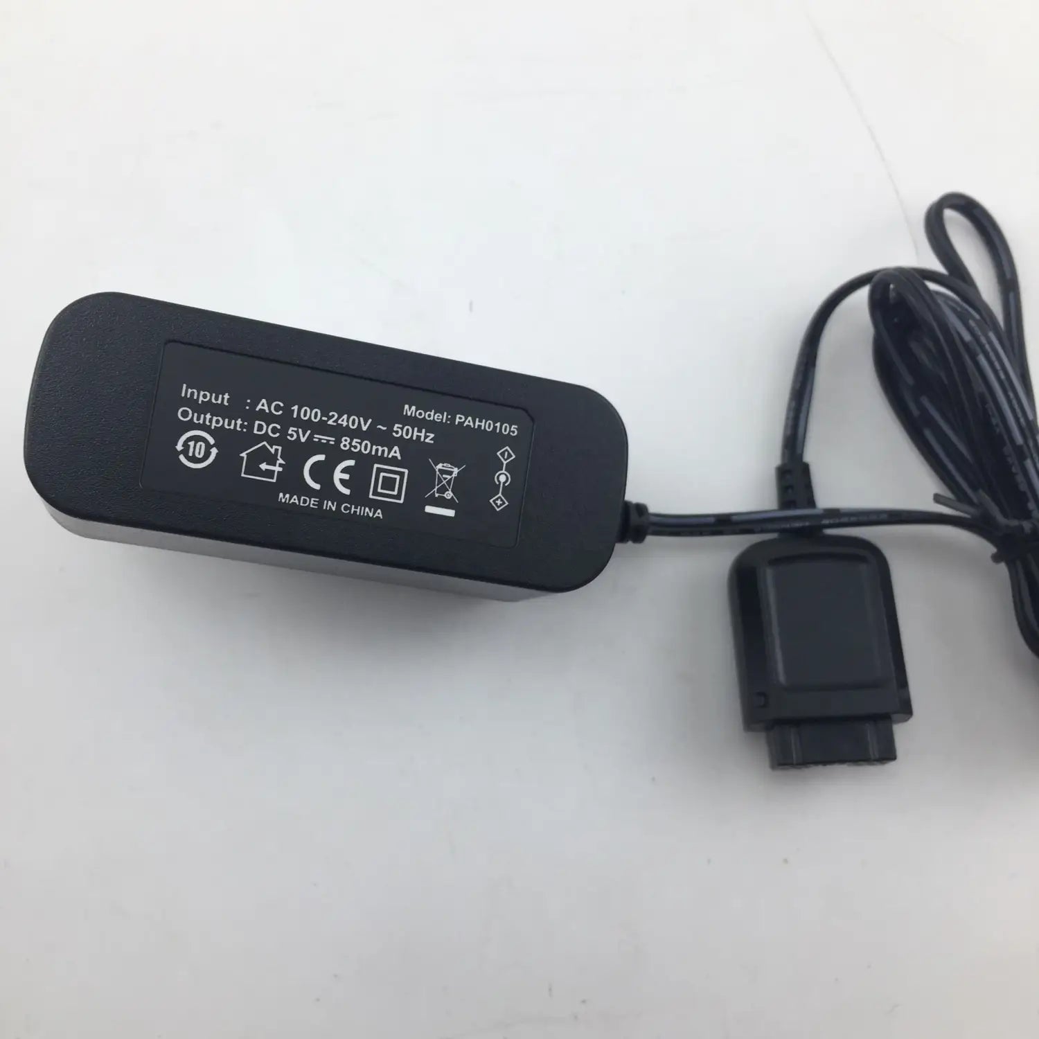 型番PAH0105の、黒色のコイル状ケーブルおよびコネクタを備えた黒色プラスチックのMotorola Tetra Mtp3150カーチャージャー12V電源アダプター。