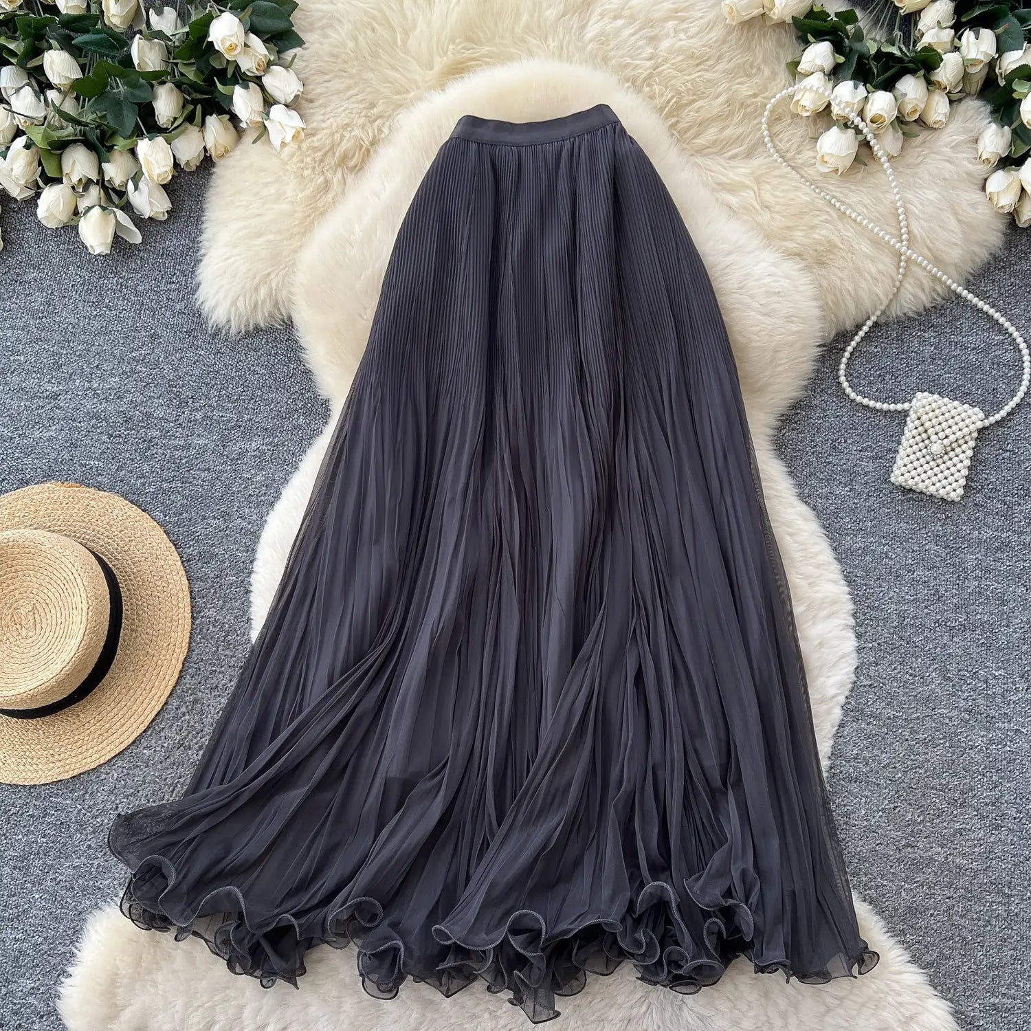 Ein fließender dunkelgrauer Chiffon-Plisseerock Midi mit Rüschenabschluß, gestaltet für den Y2K-Streetwear-Stil.