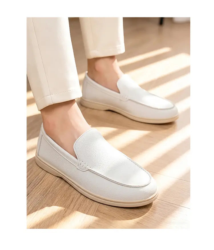 Mocassins à enfiler en cuir blanc avec une finition lisse et des détails de surpiqûres discrets, dans des mocassins décontractés en cuir noir pour hommes.