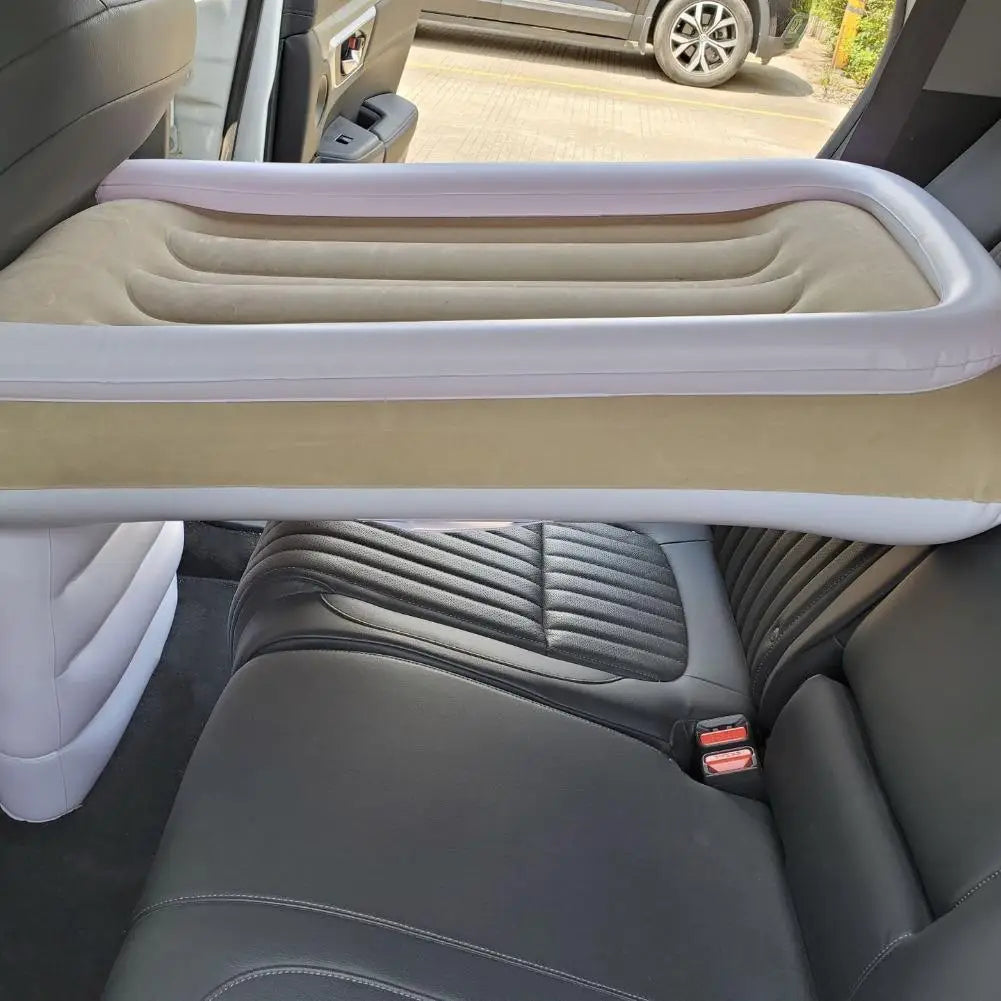 Lit de voiture gonflable beige et blanc, en matériau PVC durable, conçu comme lit d’avion d’appoint portable pour tout-petit et matelas d’air de voyage.
