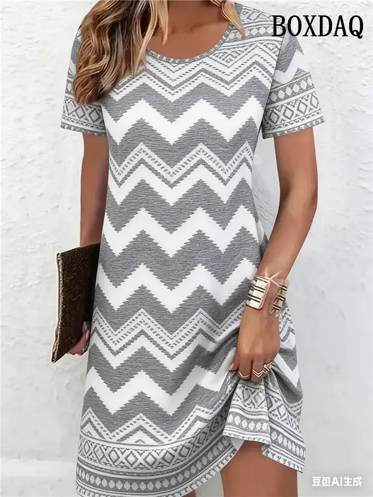 Sommerkleid im ethnischen 3D-Druck-Stil mit grauen und weißen Chevron-Mustern, kurzen Ärmeln und bequemer, lockerer Passform.