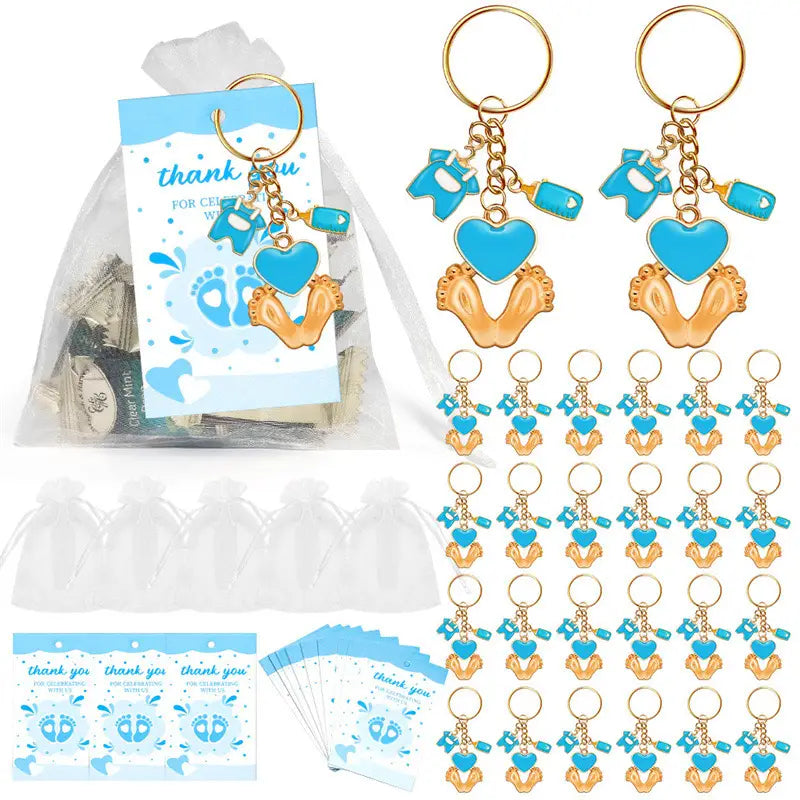 Faveurs de porte-clés de baby shower bleu et or à empreintes de bébé, présentant des empreintes en forme de cœur et de minuscules charms de vêtements
