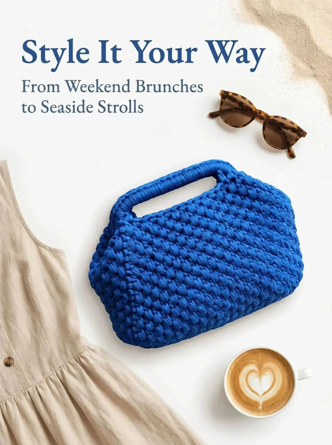 Un bolso bandolera tejido a crochet en azul cobalto vibrante, con patrón de punto grueso texturizado y asas superiores resistentes, diseñado como bolso para vacaciones de playa.