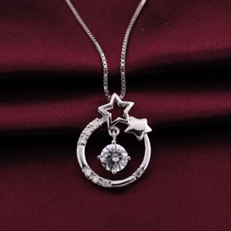 Collier pendentif en zircon plaqué argent sterling pour femmes, présentant une étoile en argent et un pendentif diamant à motif circulaire, orné de petites cristaux.