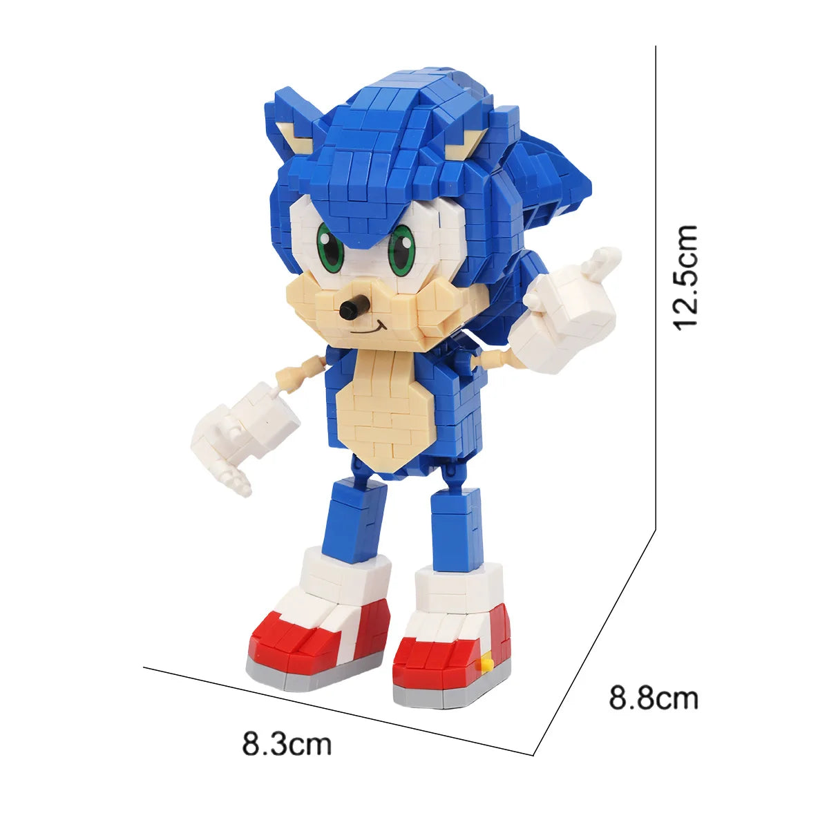 ソニックのビルディングブロックフィギュアセットより、緑の目、白い手袋、赤いアクセントのブーツを備えた、青とベージュのソニックのフィギュア。インターロッキング（連結）式のプラスチック製ビルディングブロックで作られています。