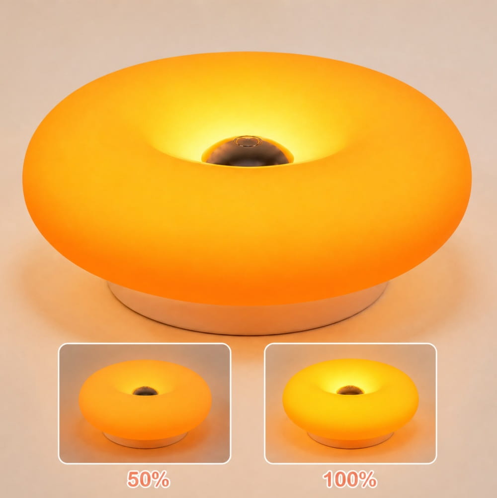 Lampe murale tactile en acrylique orange, diffusant une lueur orange chaude provenant d’un luminaire en forme d’anneau de beignet, avec un corps en plastique translucide lisse et une base circulaire blanche.