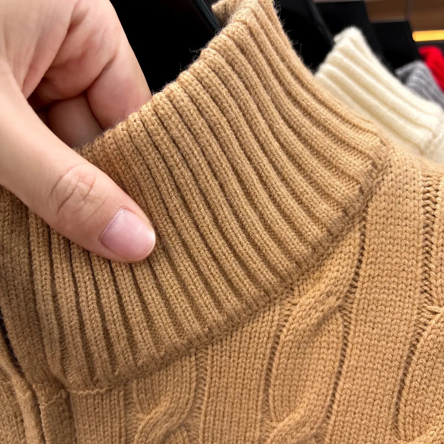 Ein sandfarbenes, geripptes Strick-Turtleneck mit einem strukturierten Zopfmuster, dargestellt in der Herren-Designer-Kollektion aus Zopfmuster-Halbreißverschluss-Sweatern.