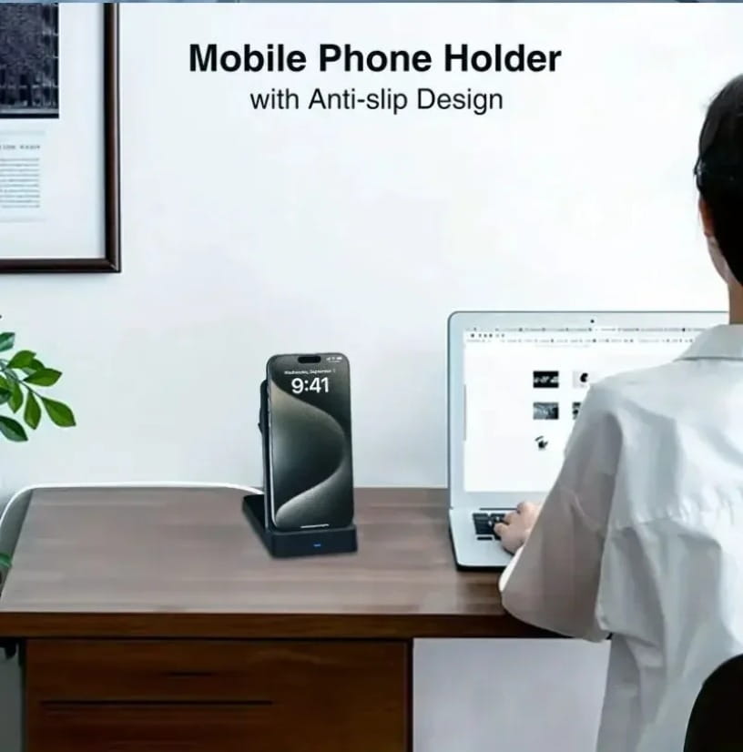 Cargador inalámbrico negro de 15 W con soporte abatible magnético para teléfono, con diseño antideslizante, que mantiene un smartphone en posición vertical sobre un escritorio para la carga inalámbrica con anillo magnético.