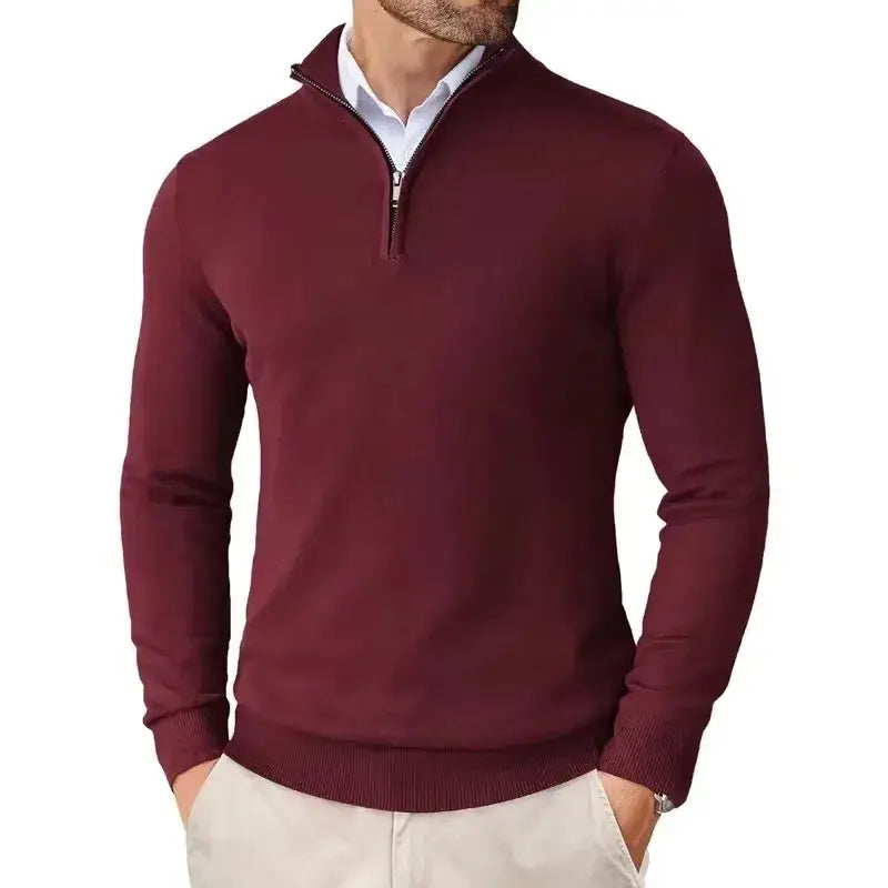 Pull-over homme à col zippé au quart, coupe slim, en bordeaux, avec poignets et bas côtelés, idéal pour une tenue décontractée et semi-formelle.