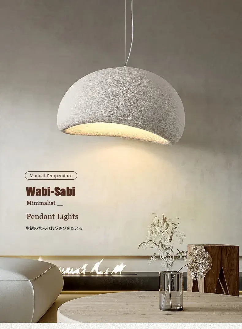 Una luminaria colgante de cúpula color blanco marfil suave con superficie texturizada y brillo interior cálido, diseñada para luminarias colgantes de sala y comedor.