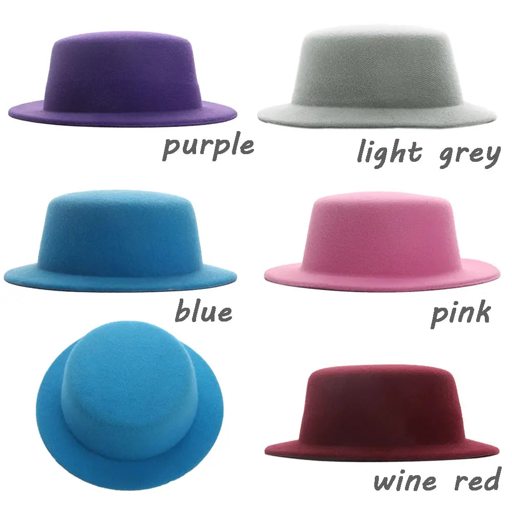 Un lot de six fedora en feutre unicolores dans les tons violet, gris clair, bleu, rose et rouge bordeaux, conçu comme accessoires de mode pour chapeau de poupée en peluche pour des poupées de 60 cm.