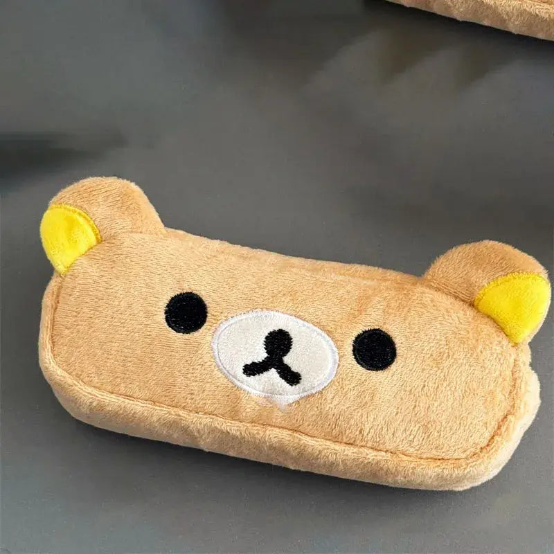 Kawaii-Rilakkuma-Plüsch-Stiftetui aus weichem hellbraunem Plüsch, geformt wie ein Bär mit gelben Innenohren und bestickten schwarzen Augen und Nase.