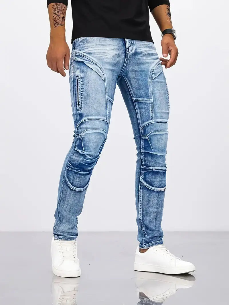 Jean biker en jean bleu délavé, coupe slim fit, avec panneaux de genoux et de cuisses renforcés et rembourrés dans un design déchiré.