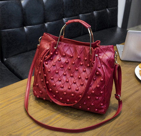 Bolso de hombro de cuero rojo con diseño acolchado, asas metálicas, correa para el hombro desmontable y compartimento interior para un almacenamiento organizado.