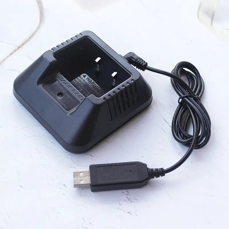 Chargeur de bureau à câble de charge USB en plastique noir pour talkie-walkie Baofeng, doté d’un berceau rectangulaire avec deux contacts métalliques et d’un câble d’alimentation intégré