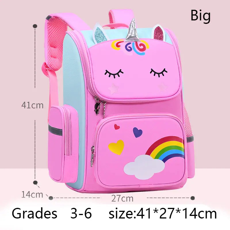 Einhorn-Schulrucksack für Mädchen in Pink mit Design mit geschlossenen Augen, Regenbogen- und Wolken-Fronttasche, glitzerndem Horn und Ohren, hellblauen Seitenpaneelen und Mesh-Schultergurten.