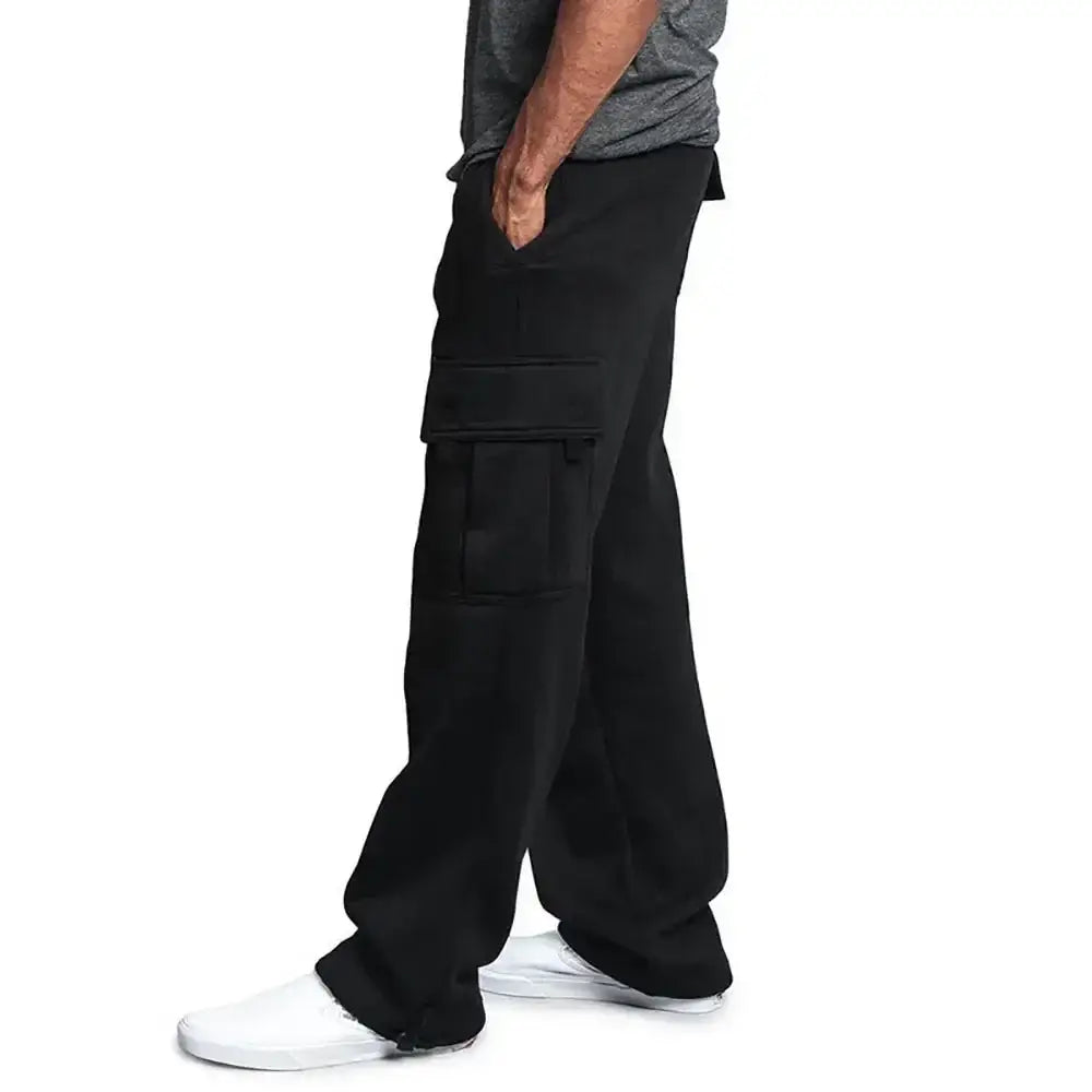 Pantalons cargo noirs pour homme, avec de grandes poches latérales et une coupe ample à jambe fuselée pour un port décontracté confortable.