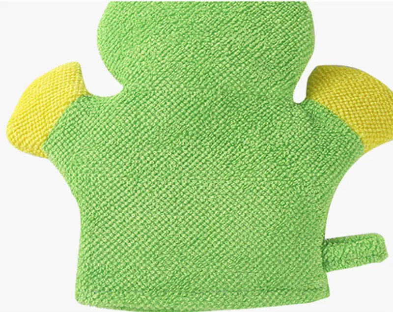 Grüner und gelber Baby-Badeschwamm in Tier-/Handschuhform aus weichem, strukturiertem Stoff, für eine sanfte Verwendung als Bade-/Duschhandtuch.