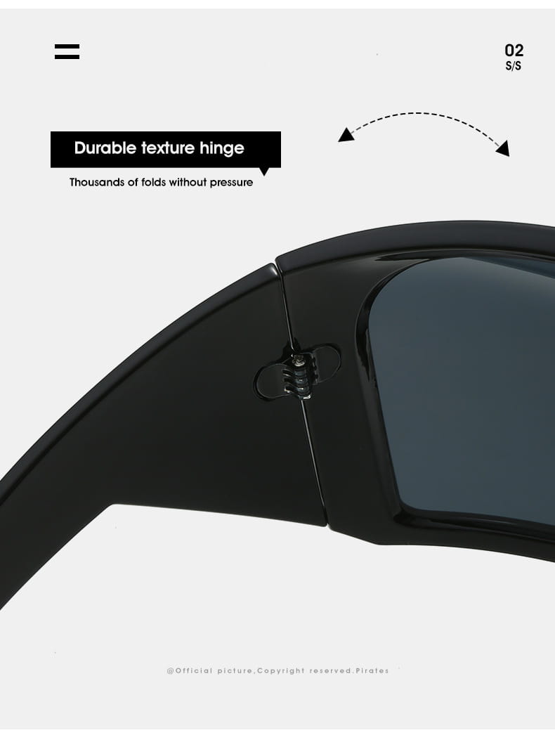 Schwarze futuristische Schild-Sonnenbrille für Herren mit einem schlanken glänzenden Rahmen und dunkelgrauen UV400-Gläsern.