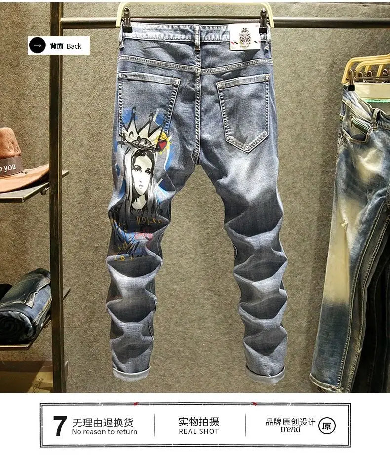 Jean slim stretch imprimé pour homme en denim bleu, montrant la face arrière avec un graphisme détaillé d’une figure couronnée sur la poche arrière gauche.
