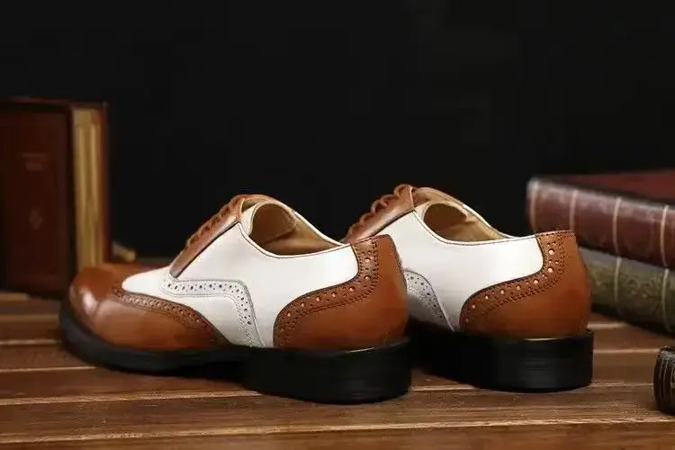 Zapatos de vestir tipo Oxford bicolor con costuras brogue para hombre en cuero marrón y blanco con detalles perforados.