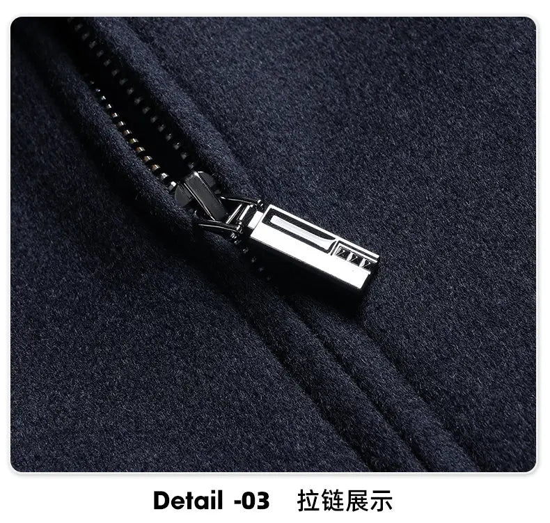 Poignée de fermeture éclair à finition argentée, design rectangulaire élégant sur un manteau d’hiver à fermeture éclair pour homme en laine 100 % bleu marine foncé.