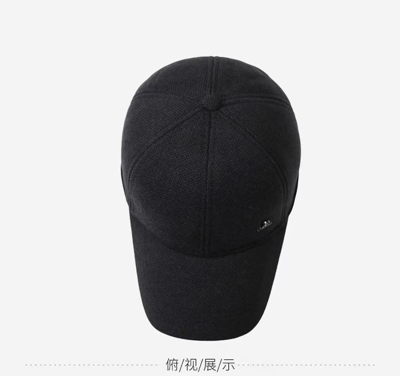 casquette de baseball d’hiver pour homme à rabats d’oreilles noire, en tissu de laine chaude, avec texture discrète et petit logo brodé à l’avant.