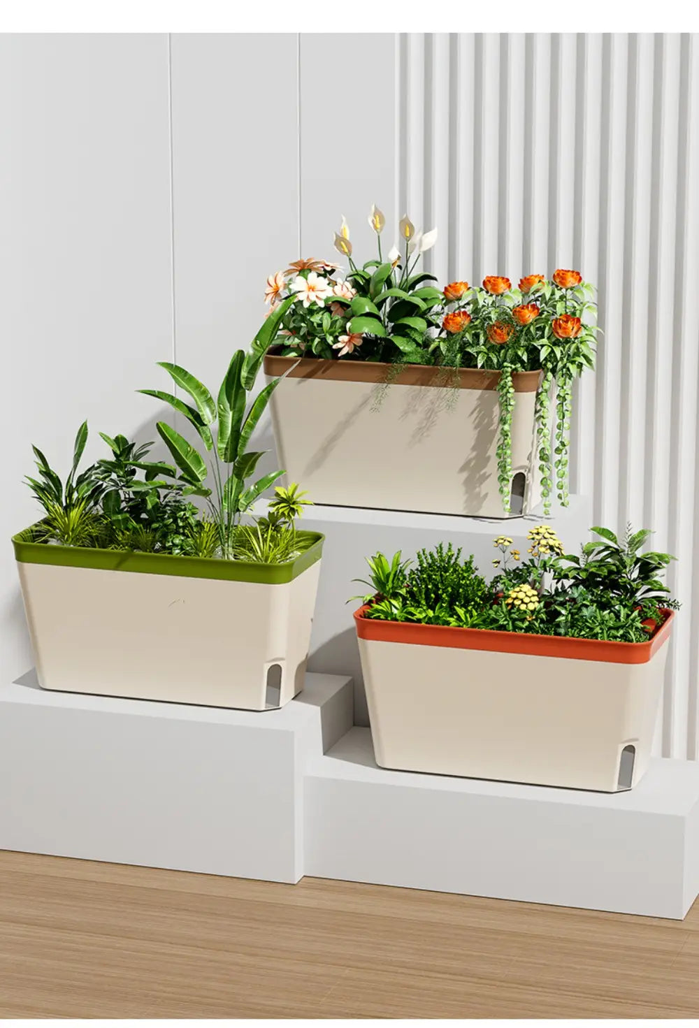 Jardinières rectangulaires auto-arrosantes beiges pour plantes d’intérieur avec des rehauts de bordure verts et orange et des fenêtres de niveau d’eau, chacune dotée d’orifices de drainage.