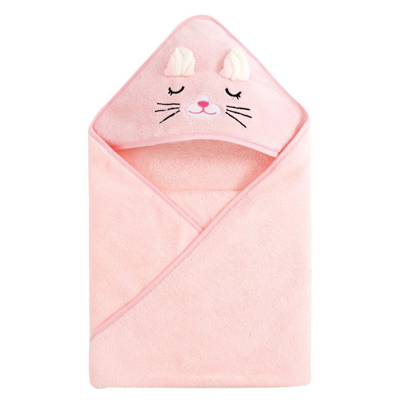 Rosa Kuschel-Kapuzen-Badetuch für Babys aus weichem Material mit besticktem Katzenkopf und weißen flauschigen Ohren, ausgelegt für die Badbenutzung.