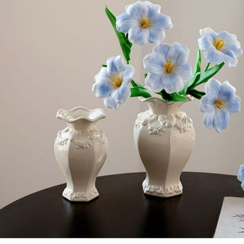 Jarrones de cerámica modernos color crema con ornamentados patrones florales elevados y bordes acanalados, diseñados para una decoración elegante del hogar y un estilo de cerámica moderna francesa.