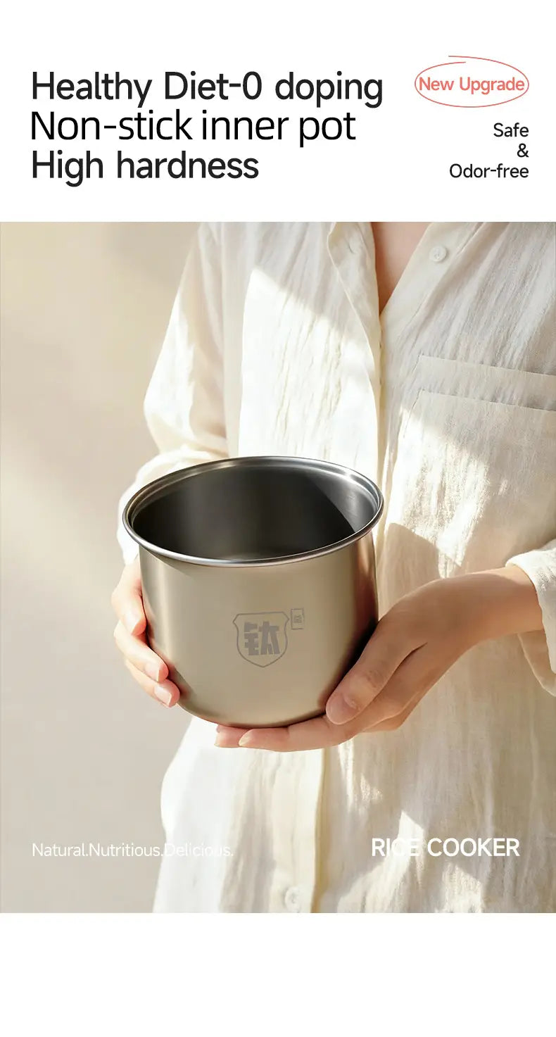 Innenbehälter aus silbernem Edelstahl des Zemkon 1,2-l Smart-Elektro-Reiskochers in Creme mit glattem, abgerundetem Design und dezenter Markenprägung an der Seite.