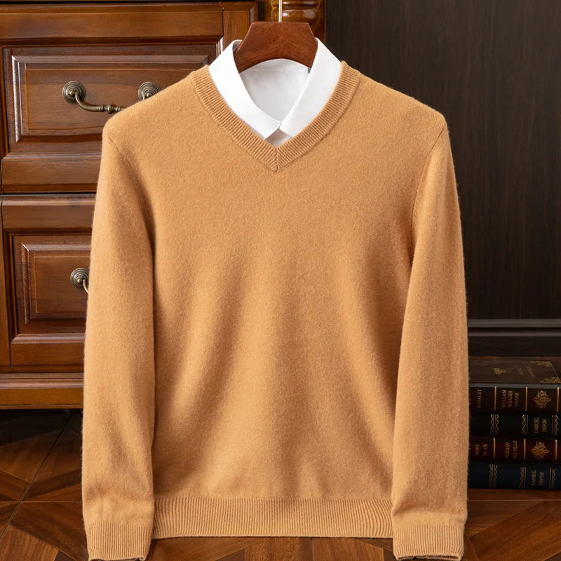 Herren-Merino-Cashmere-V-Ausschnitt-Pullover in Tan mit gerippten Bündchen und Saum, über einem Hemd mit weißem Kragen dargestellt