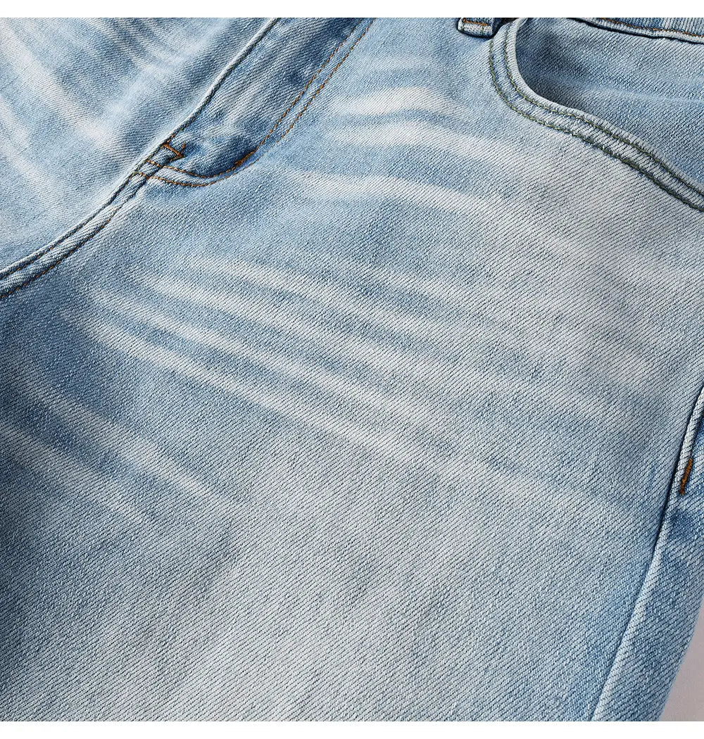 色褪せたダメージのある風合いと、ステッチが見える仕様のライトウォッシュ生地を用いた、フリンジヘム付きメンズスカイブルーブーツカットジーンズです。