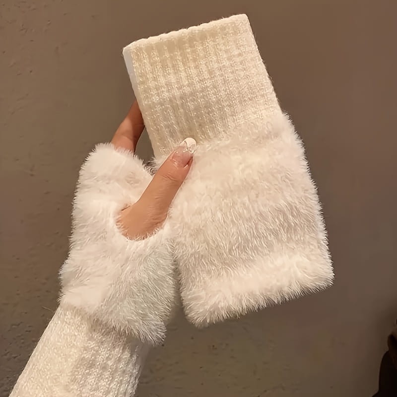 Gants d’hiver sans doigts moelleux blancs pour femmes, avec revers en maille texturée.